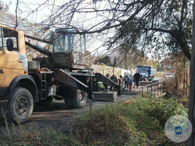 В Макеевке приступили к оперативному ремонту поврежденного мостового сооружения в пос. Калиново