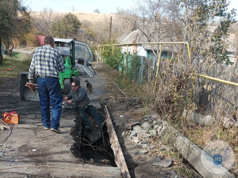 В Макеевке приступили к оперативному ремонту поврежденного мостового сооружения в пос. Калиново