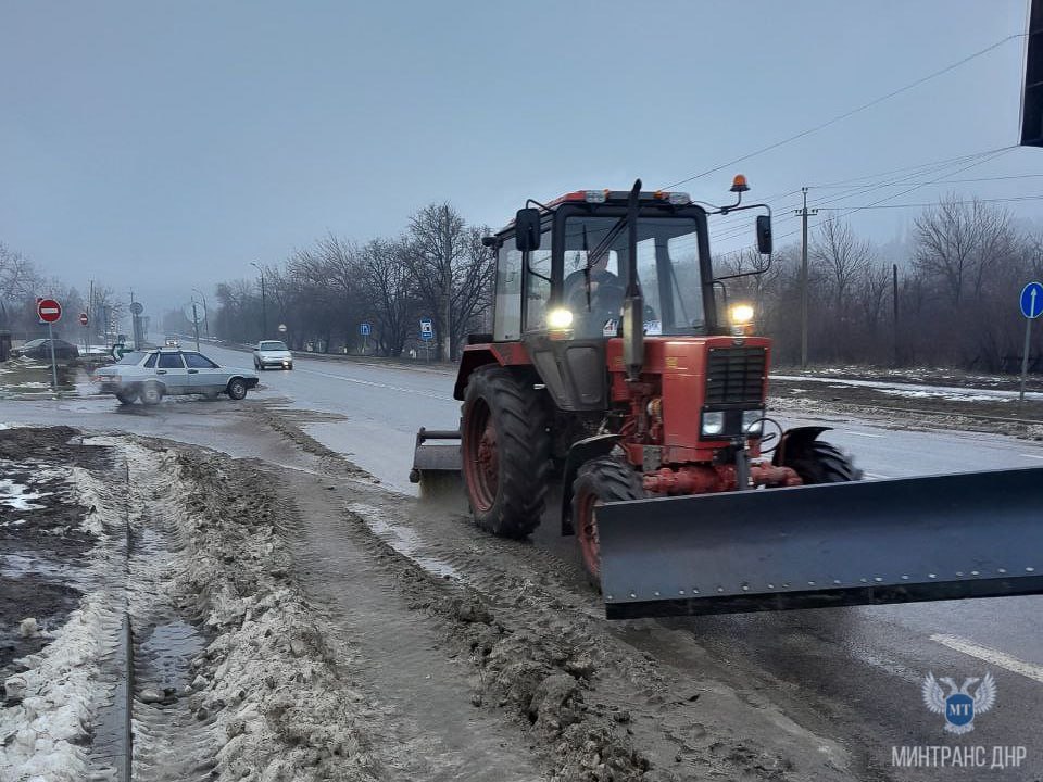 За неделю при обработке республиканских автодорог использовано порядка 13,5 тысяч тонн противогололедных материалов