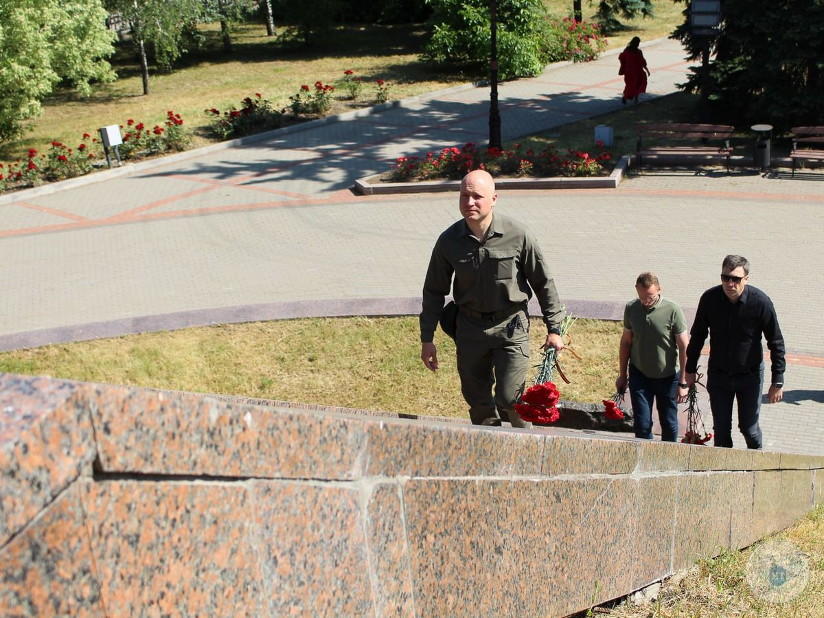 В День памяти и скорби Владимир Тужилин почтил память погибших у монумента жертвам фашизма в Донецке