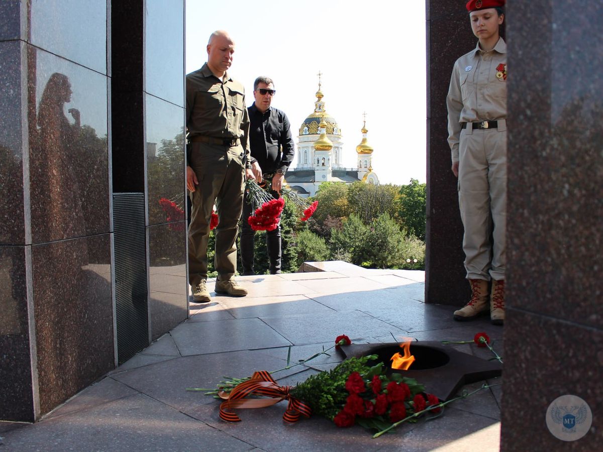 В День памяти и скорби Владимир Тужилин почтил память погибших у монумента жертвам фашизма в Донецке