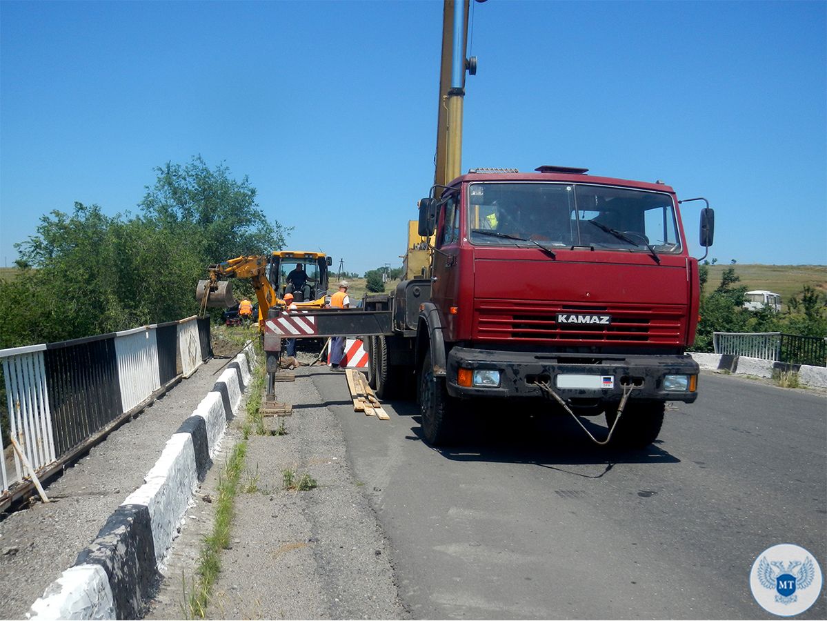 Продолжаются работы по восстановлению моста в Старобешевском районе 