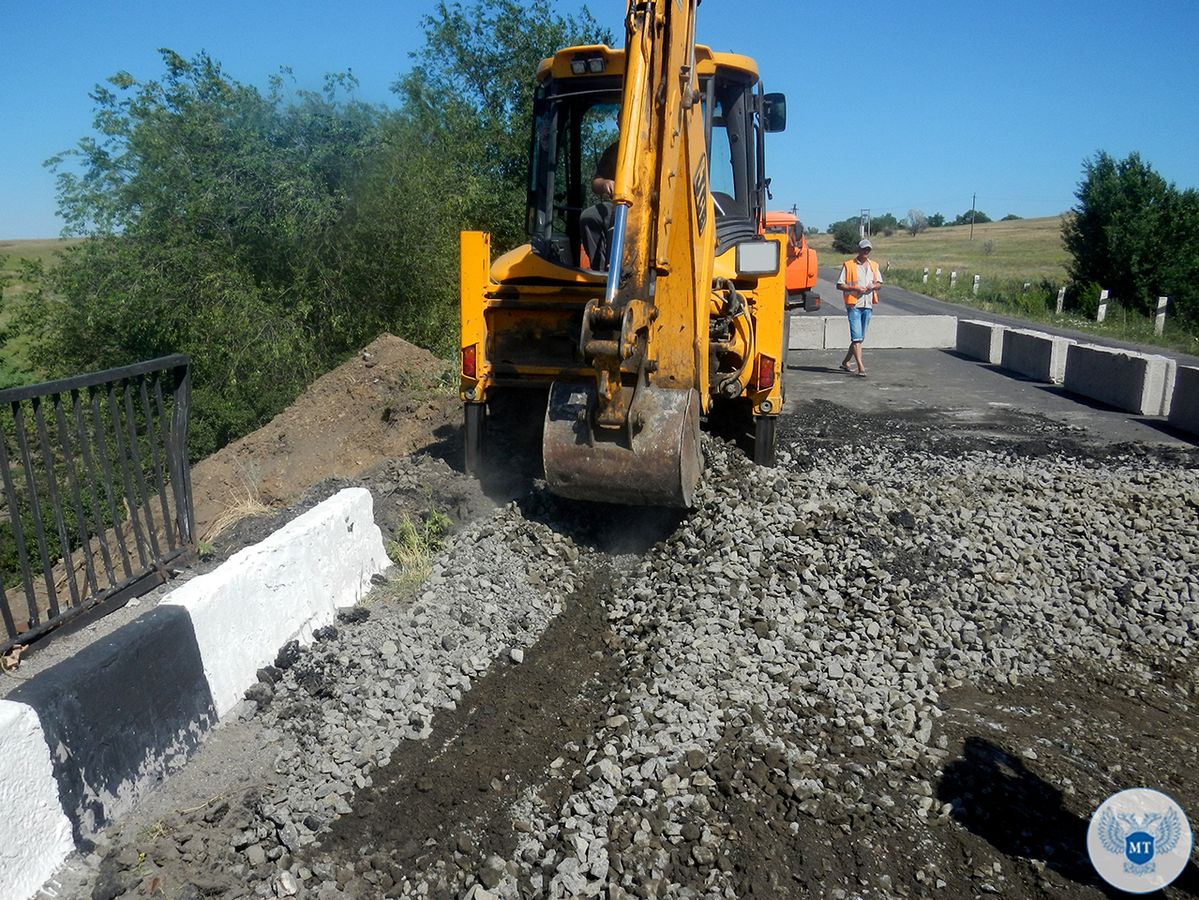 Продолжаются работы по восстановлению моста в Старобешевском районе 