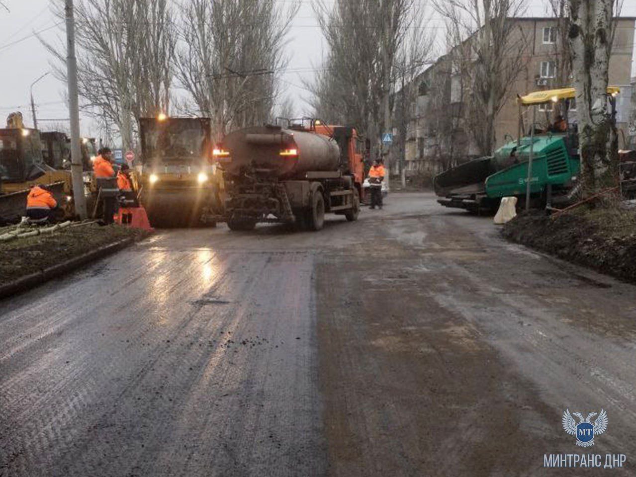 При проведении дорожных работ в Макеевке в период неблагоприятных погодных условий дорожниками применяются специальные технологии