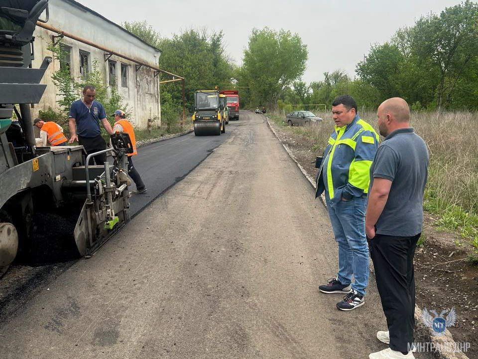 Работы по ремонту трёх улиц Докучаевска подходят к завершению