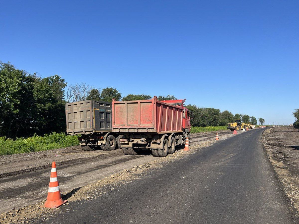 Продолжается работа по восстановлению автомобильных дорог к пунктам пропуска на админгранице с Ростовской областью