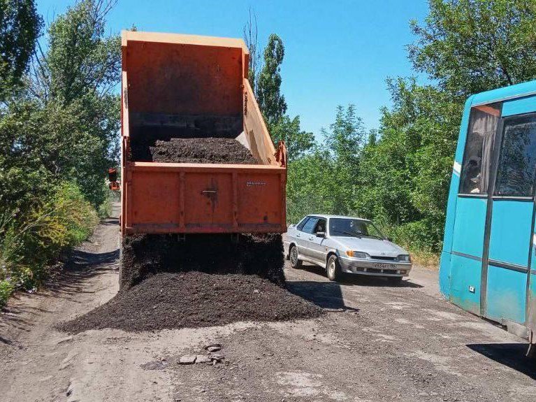 Аварийная дорожная бригада из Самарской области ремонтирует дороги в Снежном