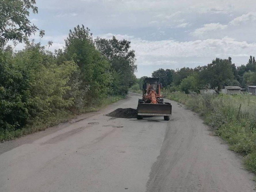 Аварийная дорожная бригада из Самарской области ремонтирует дороги в Снежном