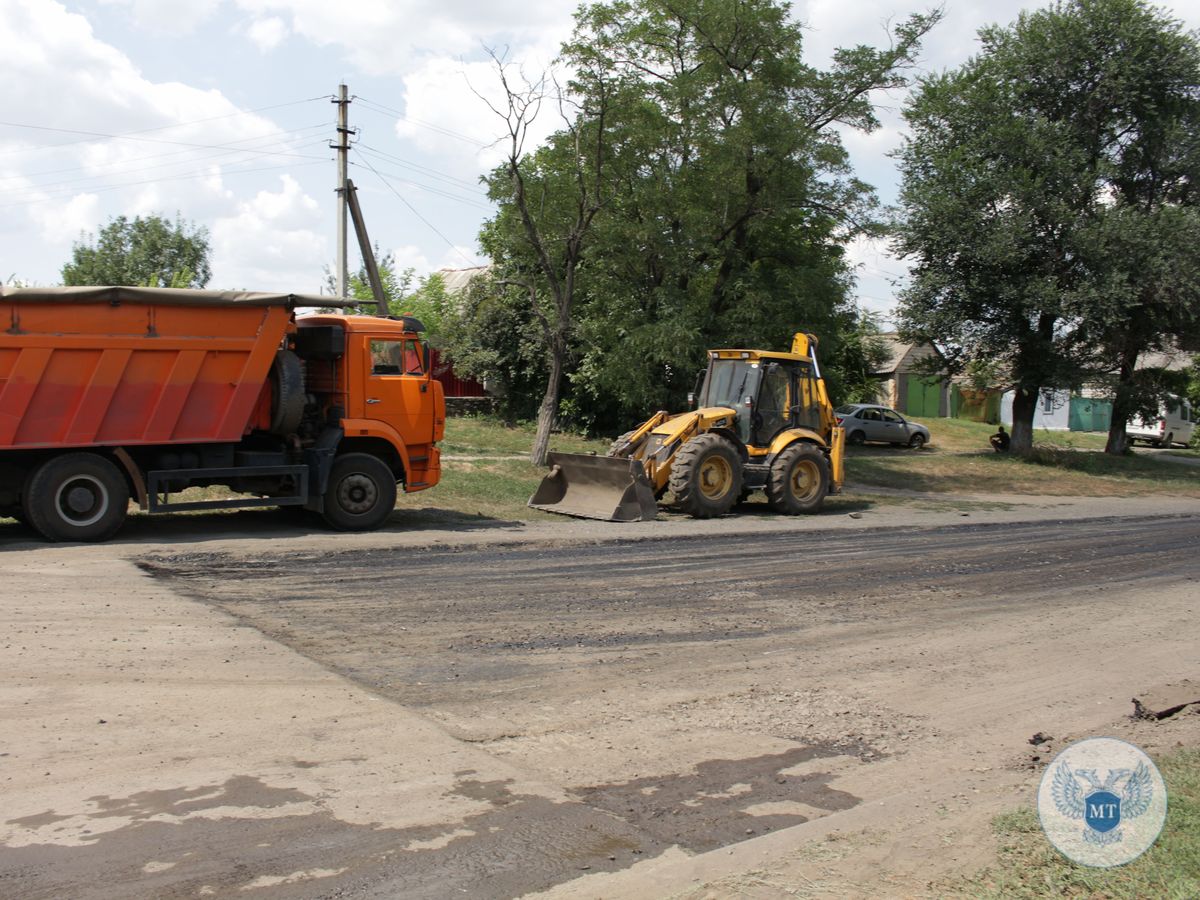 Дорожники приступили к восстановлению участка автомобильной дороги общего пользования в районе села Дмитровка в Шахтерском районе 