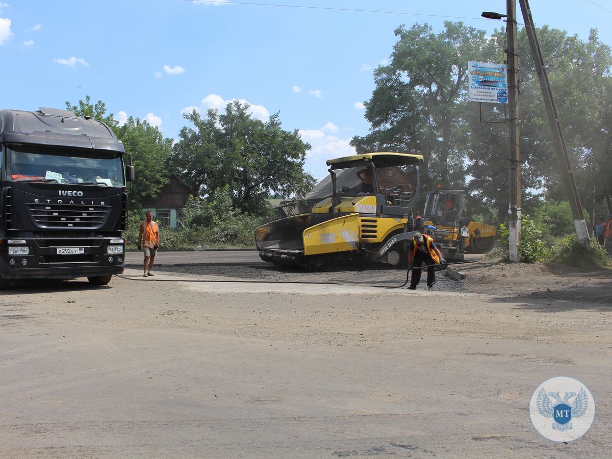 Дорожники приступили к восстановлению участка автомобильной дороги общего пользования в районе села Дмитровка в Шахтерском районе 