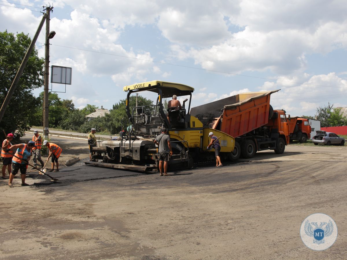 Дорожники приступили к восстановлению участка автомобильной дороги общего пользования в районе села Дмитровка в Шахтерском районе 