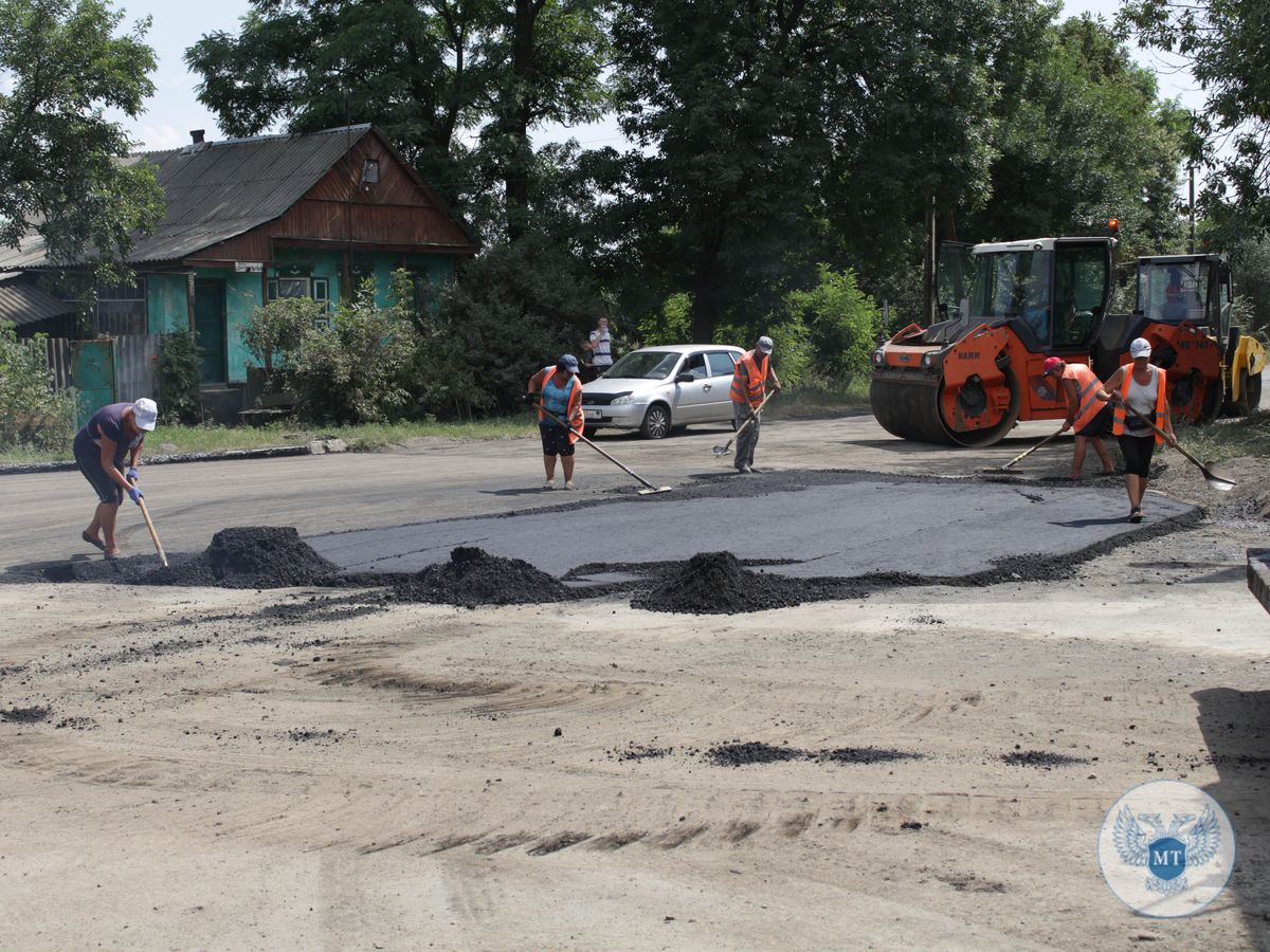 Дорожники приступили к восстановлению участка автомобильной дороги общего пользования в районе села Дмитровка в Шахтерском районе 