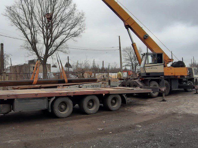 Ленобласть передала в Енакиево шпалы и рельсы для восстановления транспортной инфраструктуры подшефного города