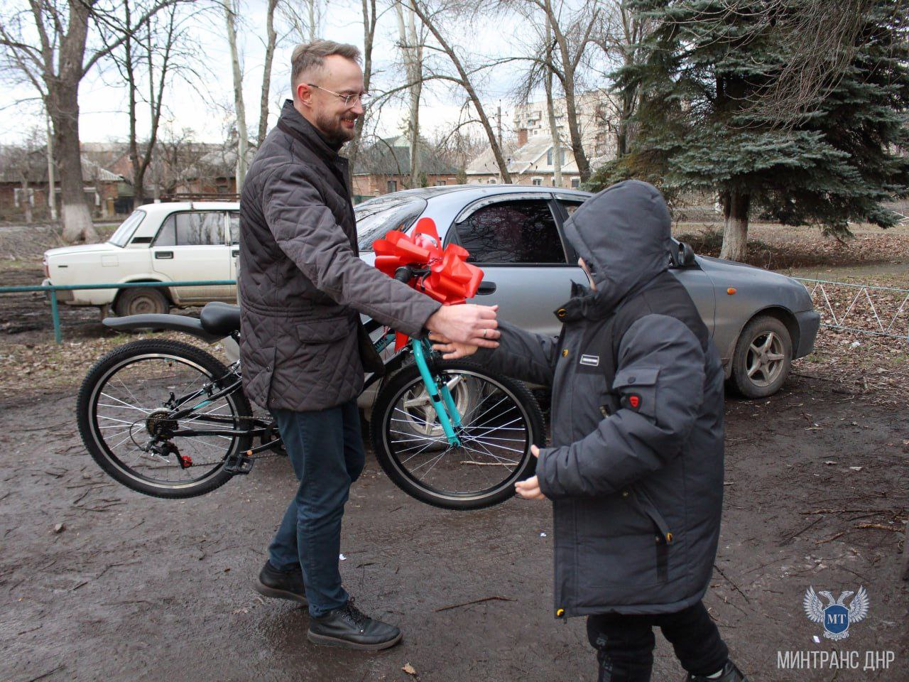 В канун Нового года замминистра транспорта исполнил мечту Кирилла из  Горловки