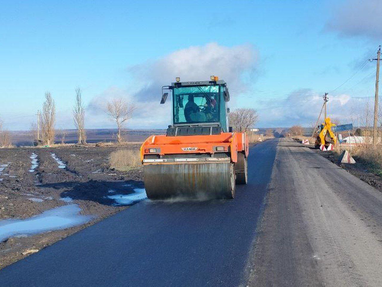 Дорожники продолжают ремонт от трассы М-14 до Клинкино