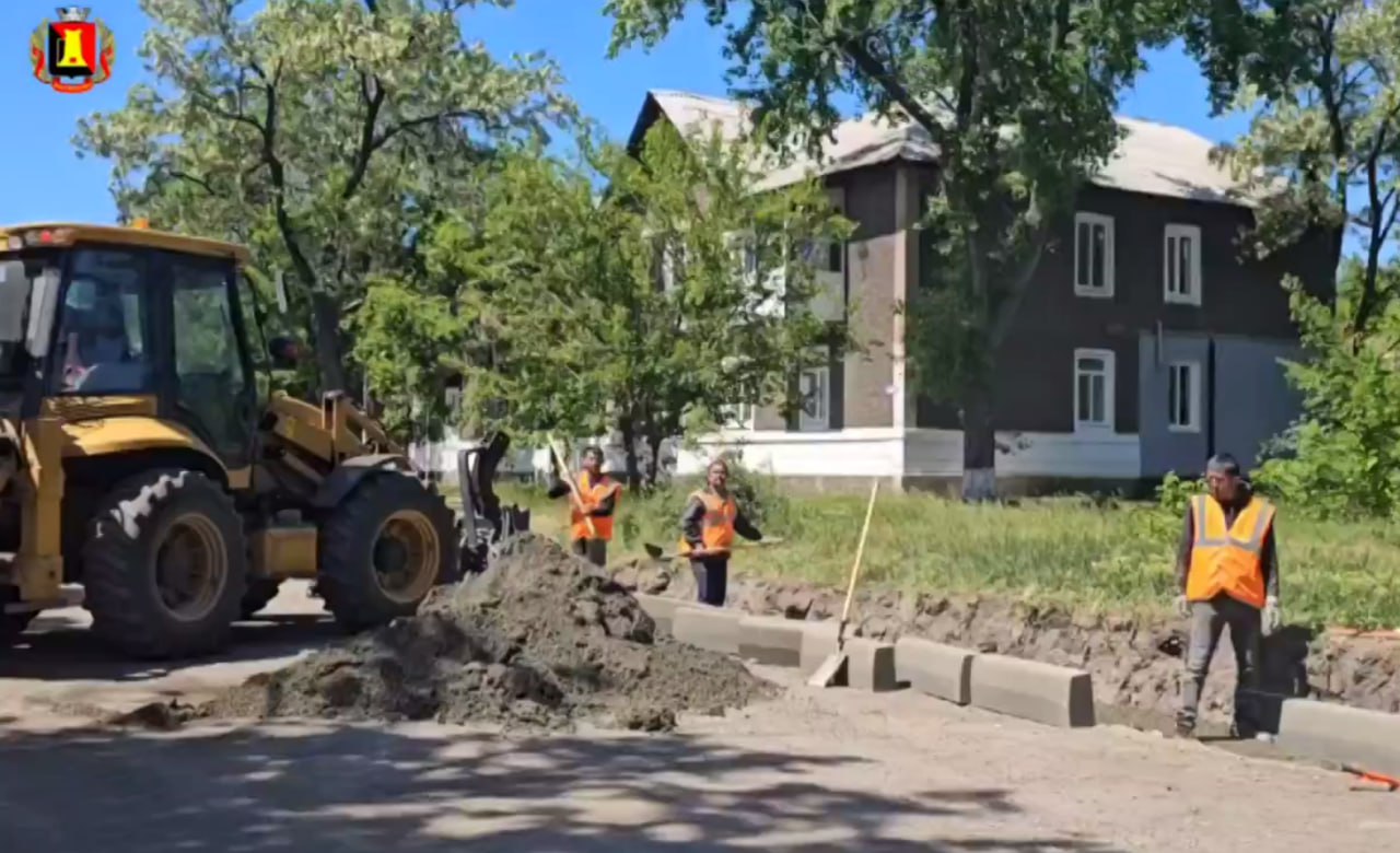 Ленобласть ремонтирует дороги в пгт Карло-Марксово городского округа Енакиево