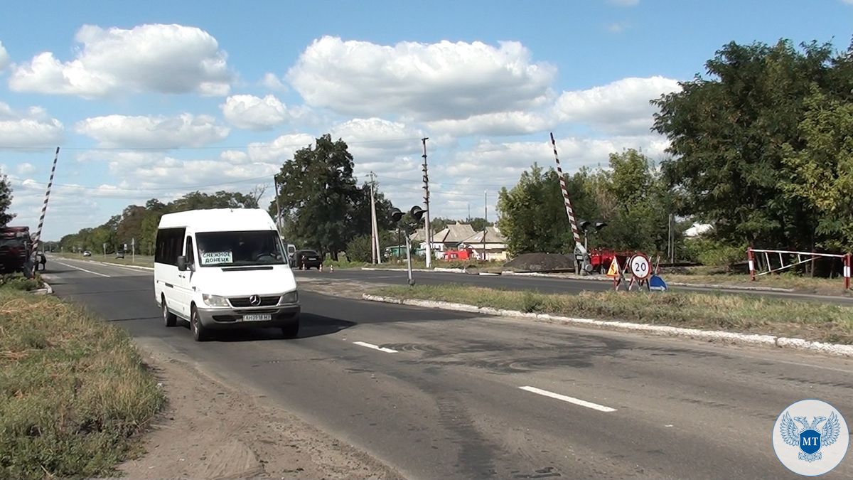 Минтранс ДНР организовал ремонт двух железнодорожных переездов на стратегически важной автодороге