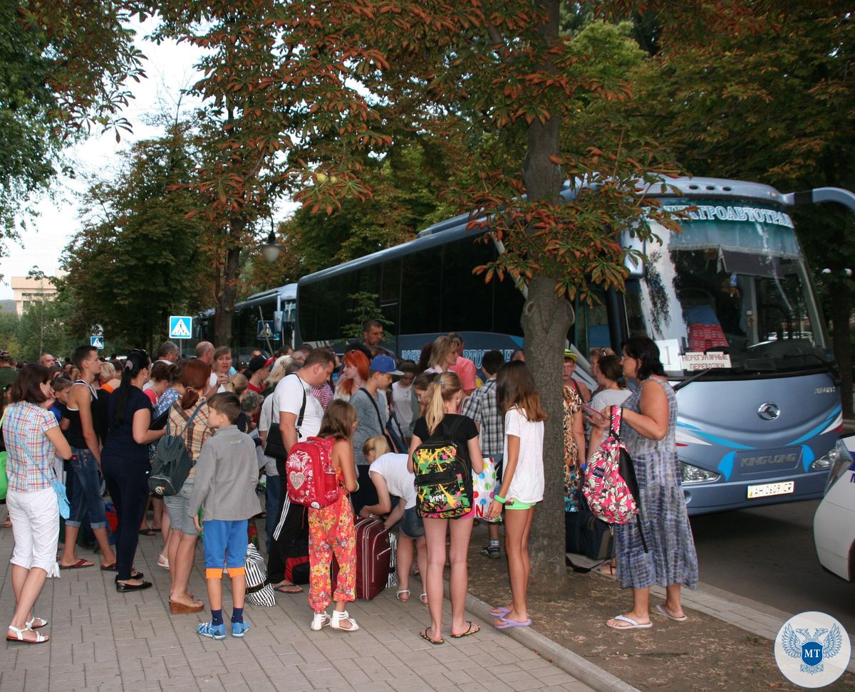 При содействии Министерства транспорта ДНР 300 детей из четырех городов ДНР поехали на отдых в Россию