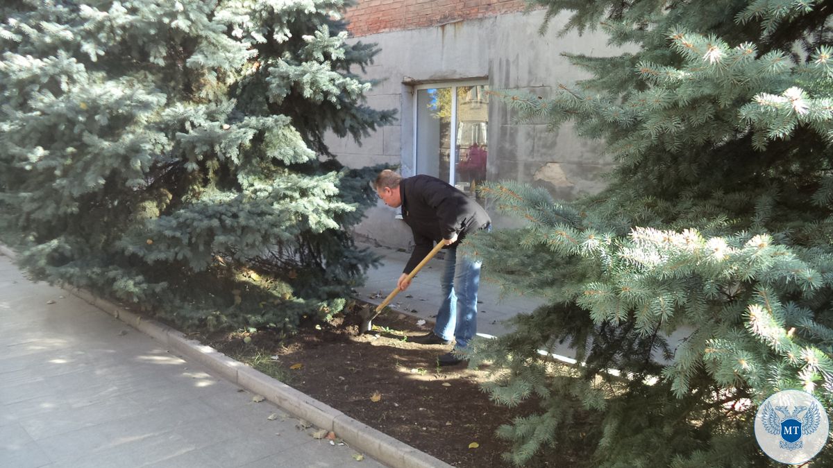 Руководство и сотрудники Министерства транспорта ДНР приняли участие в общегородском субботнике