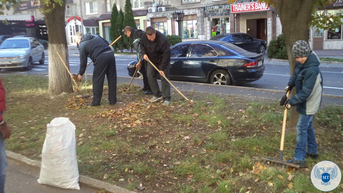 Руководство и сотрудники Министерства транспорта ДНР приняли участие в общегородском субботнике