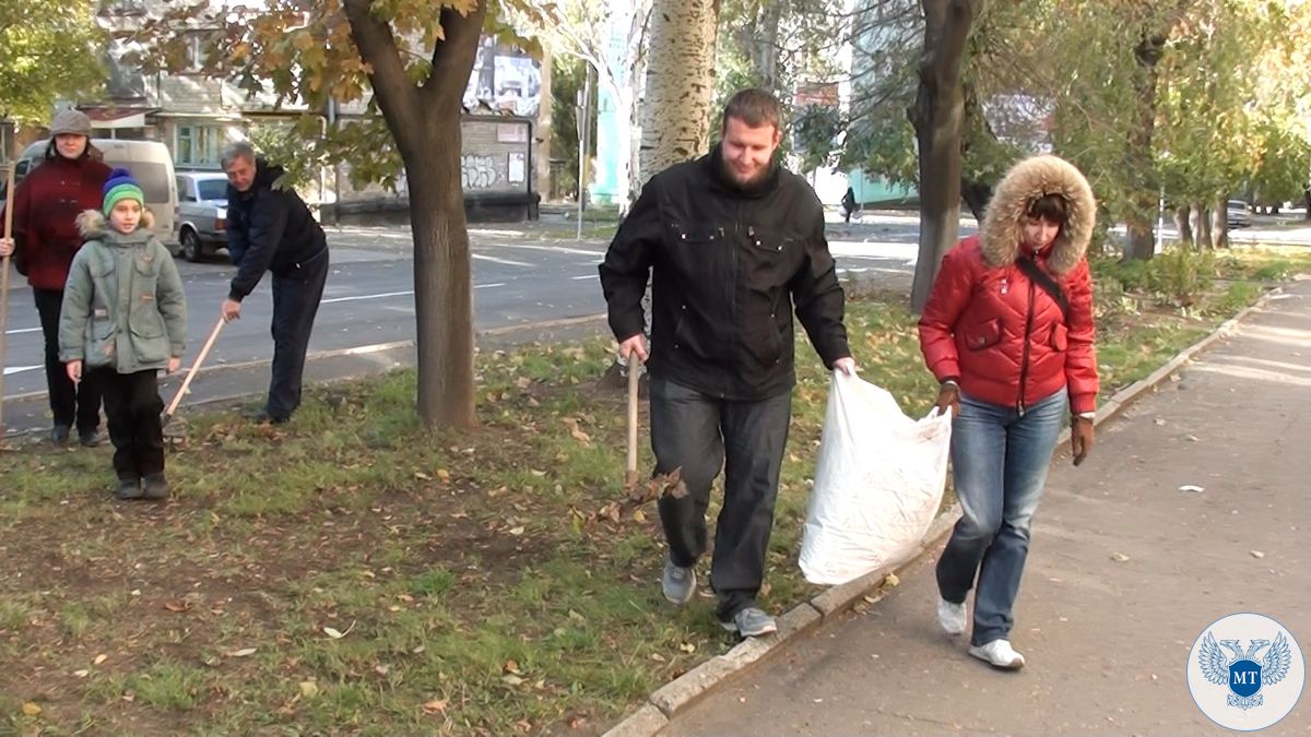 Руководство и сотрудники Министерства транспорта ДНР приняли участие в общегородском субботнике