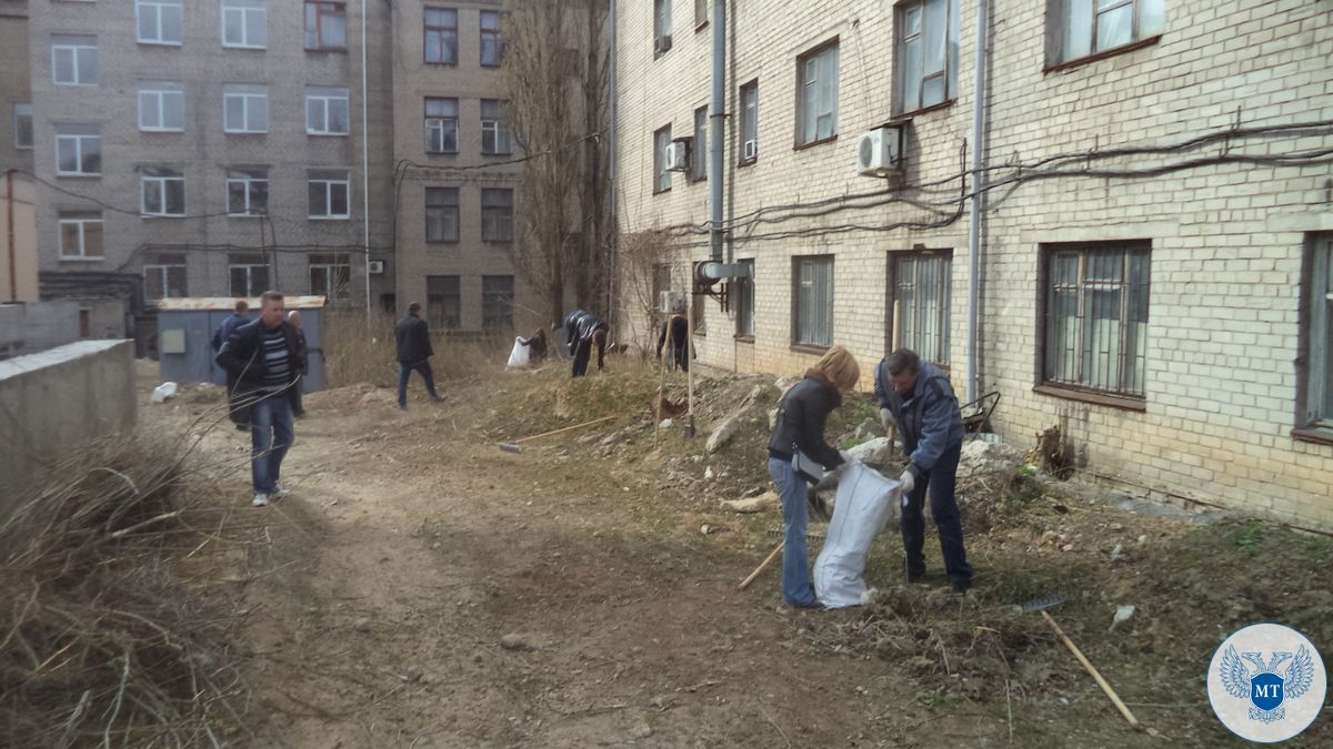 Сотрудники Министерства транспорта ДНР приняли участие в общегородском субботнике (ФОТОРЕПОРТАЖ)