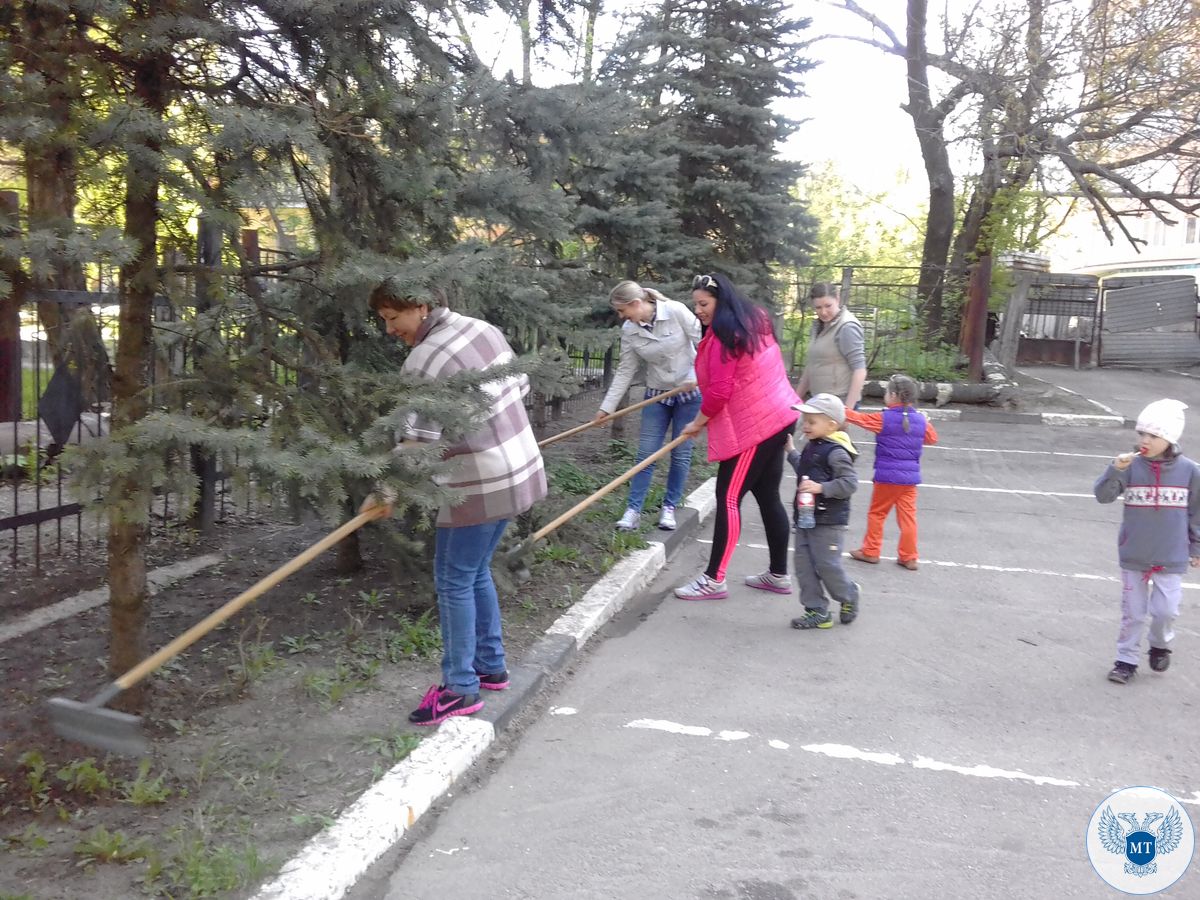 Сотрудники Минтранса приняли участие в общегородском субботнике (ФОТОРЕПОРТАЖ)