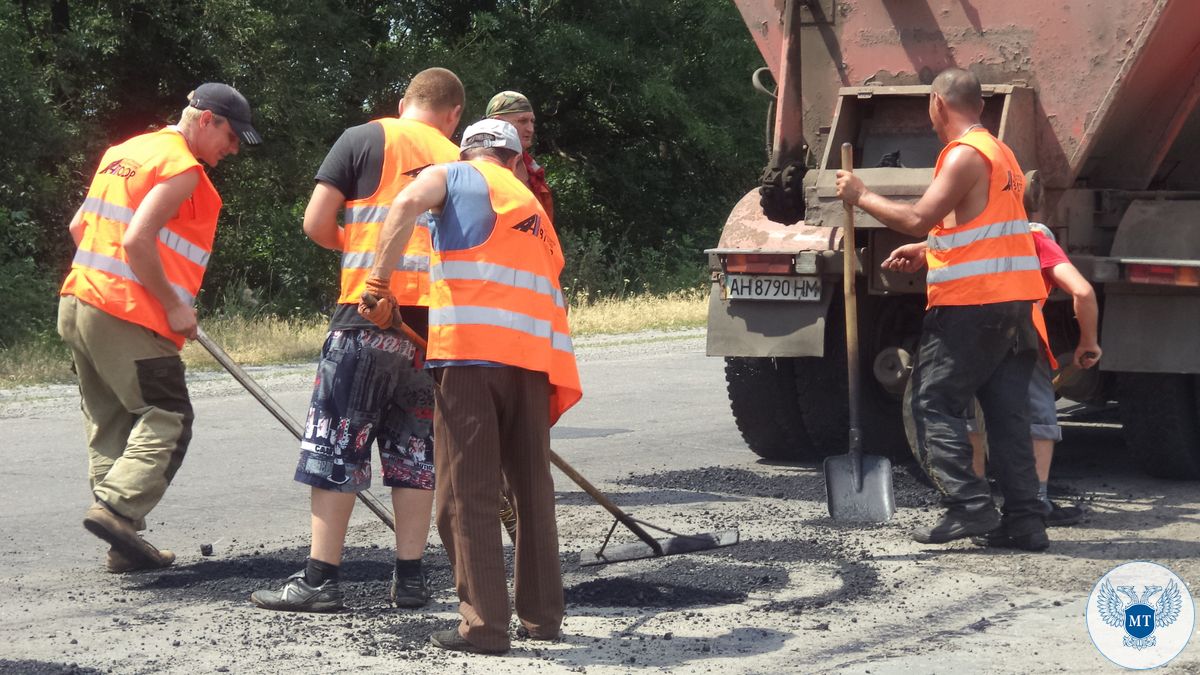 Специалисты ГП «Автодор» Минтранса ДНР отремонтировали более 10 тысяч кв. м покрытия автодорог Республики