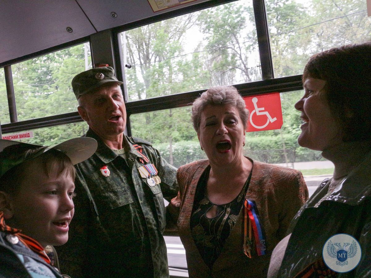 В День Победы Минтранс ДНР провел песенный флешмоб в общественном  транспорте (фото, видео)