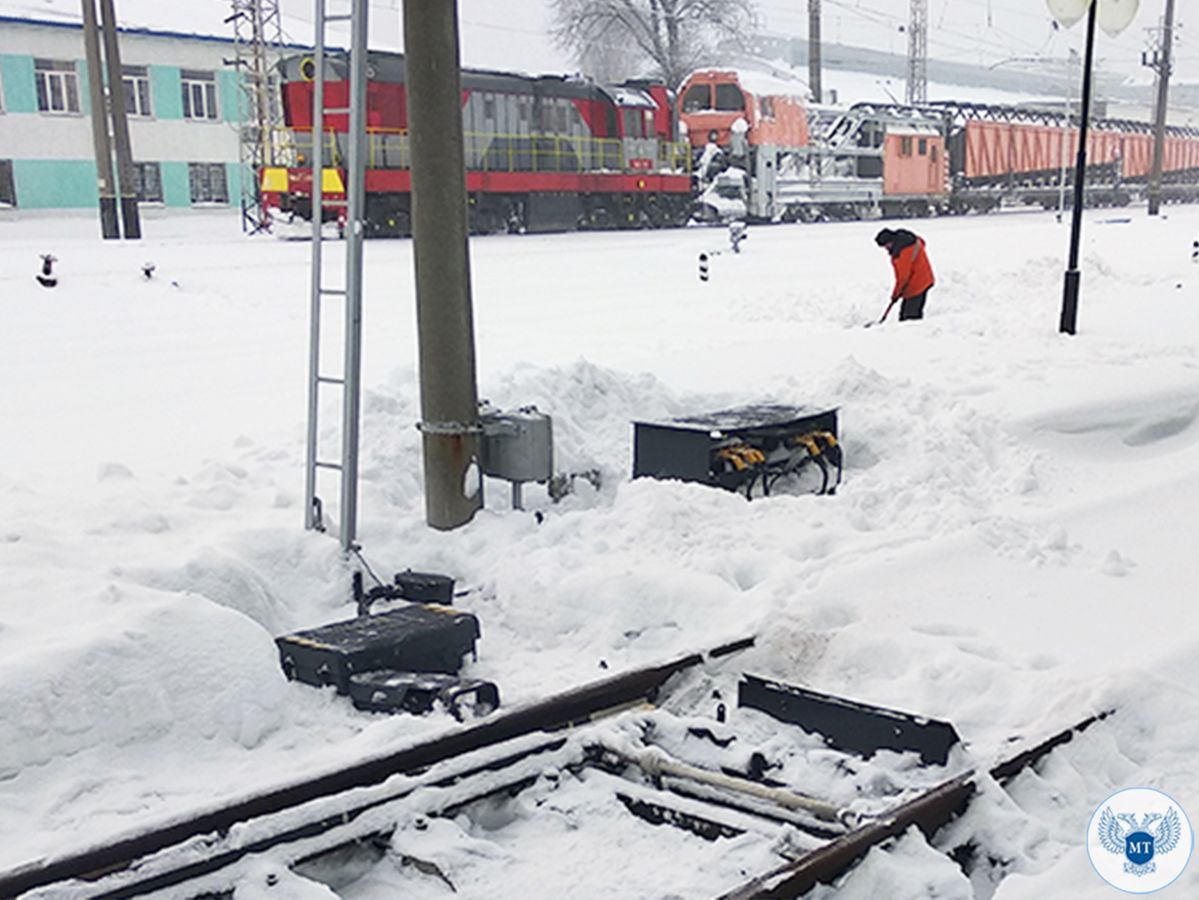 Более 370 км пути Донецкой железной дороги было очищено спецтехникой от снега с начала ухудшения погодных условий