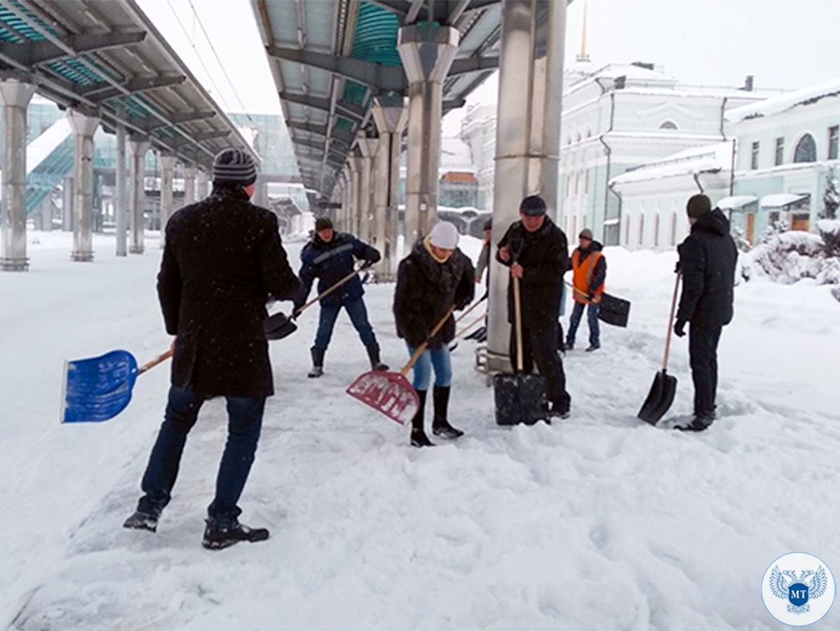 Более 370 км пути Донецкой железной дороги было очищено спецтехникой от снега с начала ухудшения погодных условий