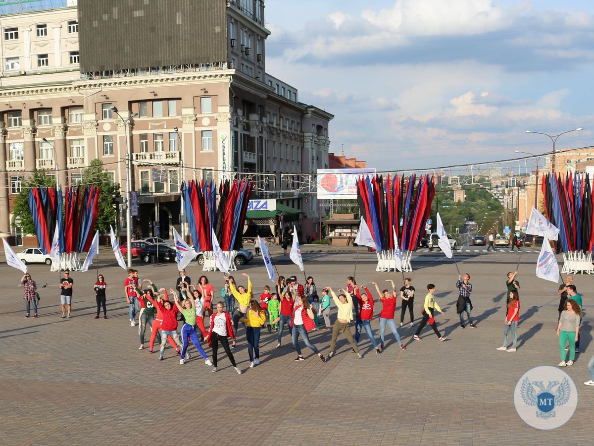 В рамках Республиканской недели безопасности дорожного движения Минтранс ДНР провел тематический флешмоб (ВИДЕО)