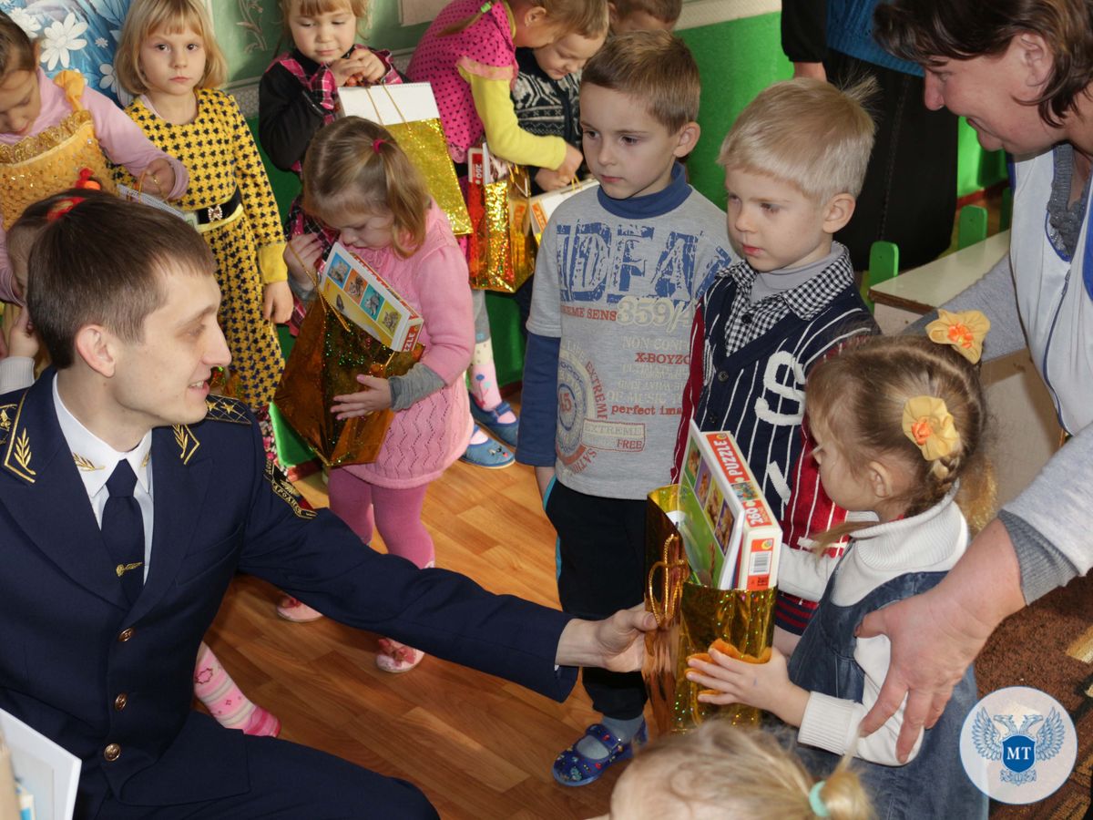 Представители Минтранса ДНР и ГП «Донецкая железная дорога» поздравили детей прифронтовых школ с новогодними праздниками