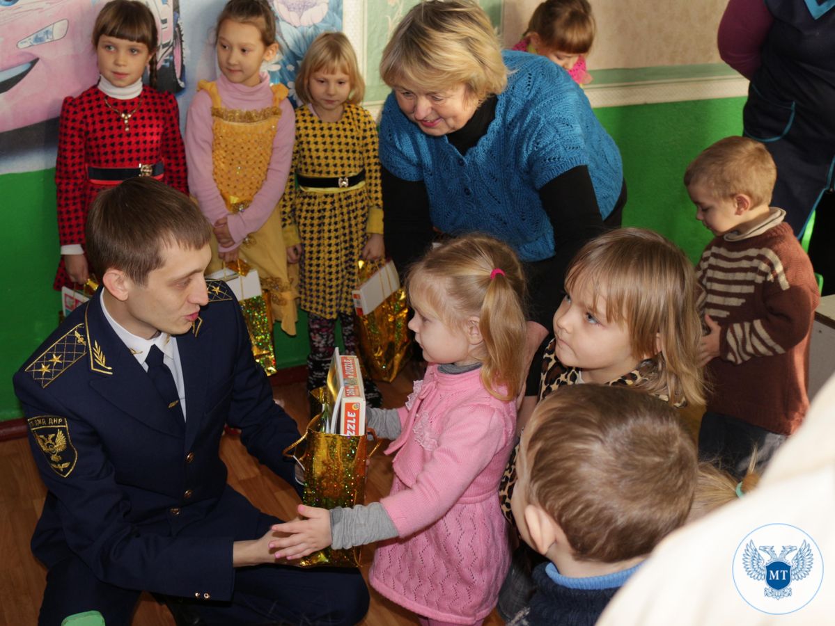 Представители Минтранса ДНР и ГП «Донецкая железная дорога» поздравили детей прифронтовых школ с новогодними праздниками