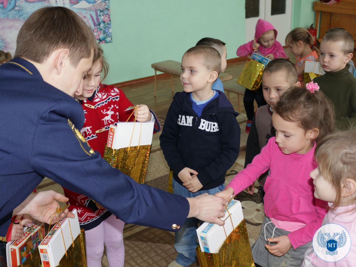 Представители Минтранса ДНР и ГП «Донецкая железная дорога» поздравили детей прифронтовых школ с новогодними праздниками