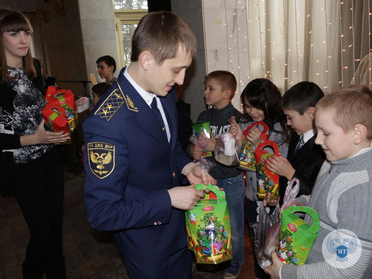 Представители Минтранса ДНР и ГП «Донецкая железная дорога» поздравили детей прифронтовых школ с Крещением Господним