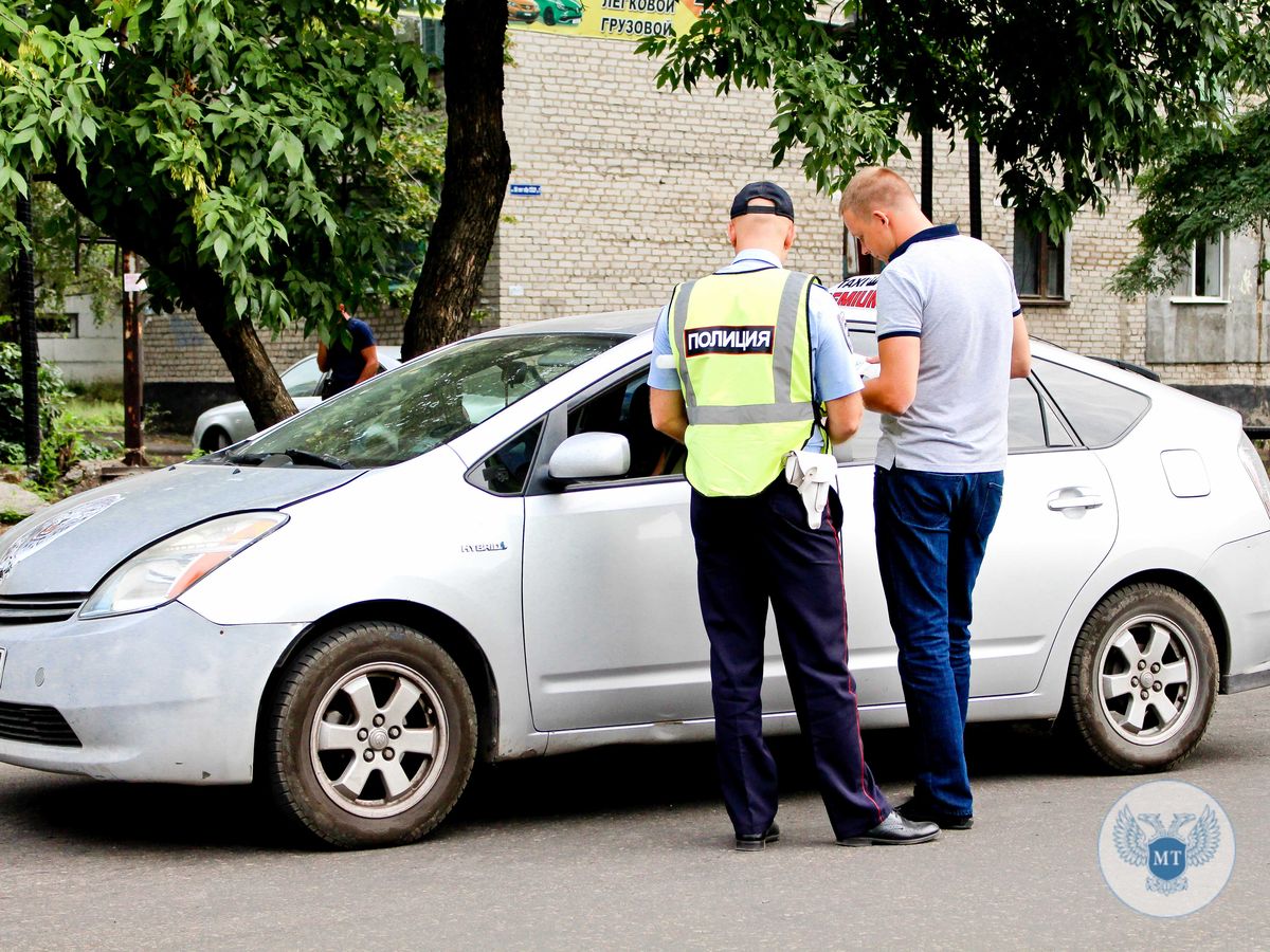 Минтранс проводит рейдовые проверки служб такси в городах Республики