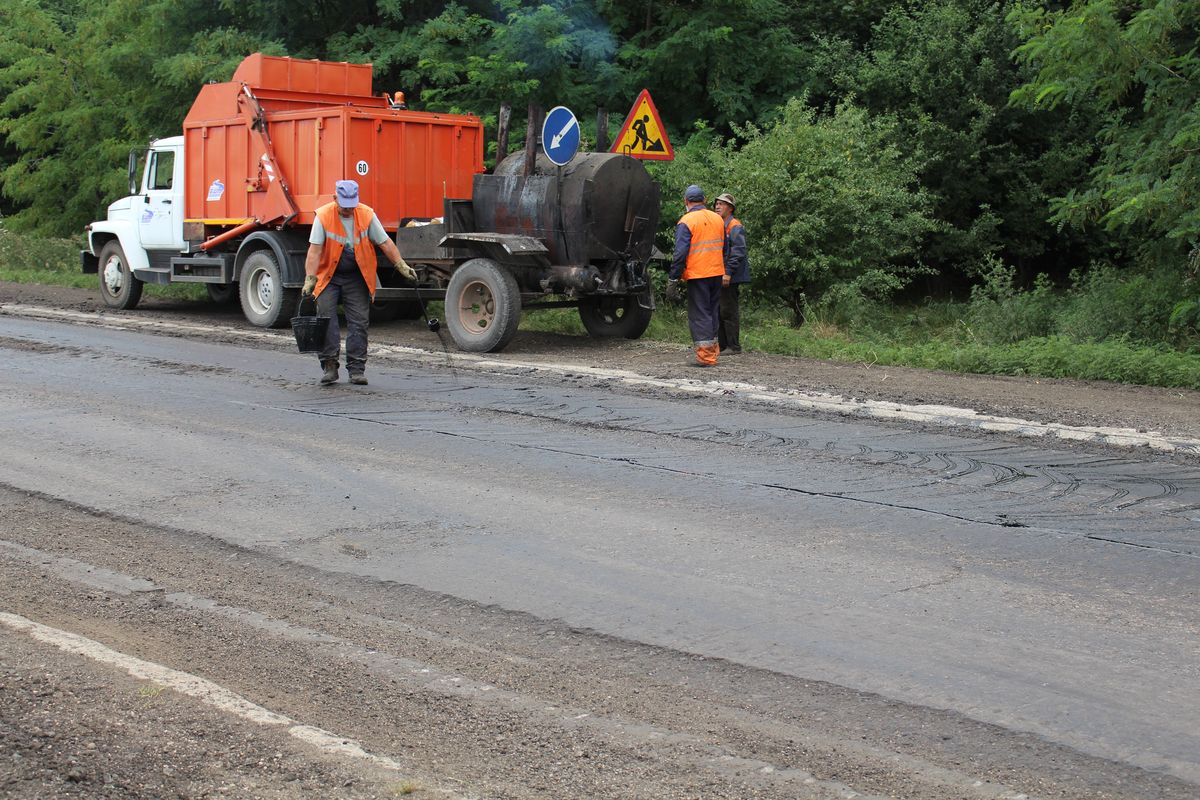 Под контролем Минтранса ДНР продолжается восстановление автомобильной дороги Кременевка – Ялта