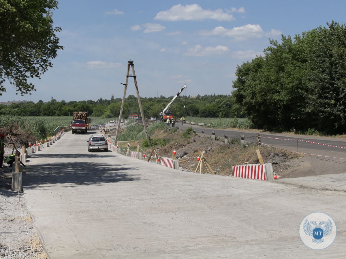 В связи с ремонтом моста на автодороге «Енакиево – Харцызск» движение транспортных средств перенаправлено на временный объезд