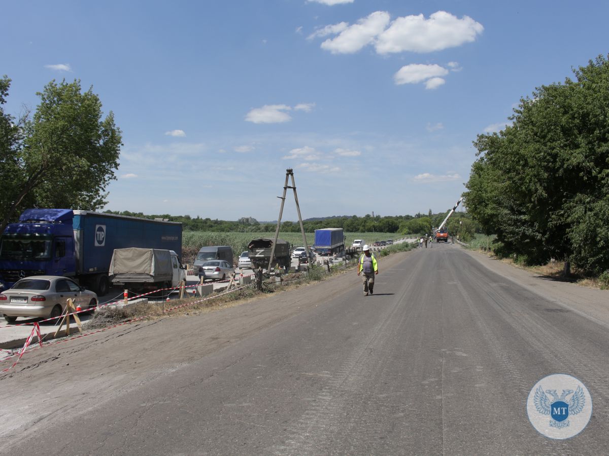 В связи с ремонтом моста на автодороге «Енакиево – Харцызск» движение транспортных средств перенаправлено на временный объезд