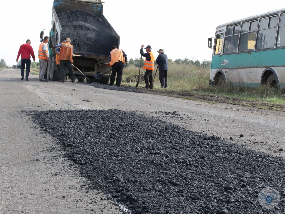 В Старобешевском районе специалисты ГУП ДНР «Автодор» восстанавливают дорогу «Новоекатериновка – Кумачово»