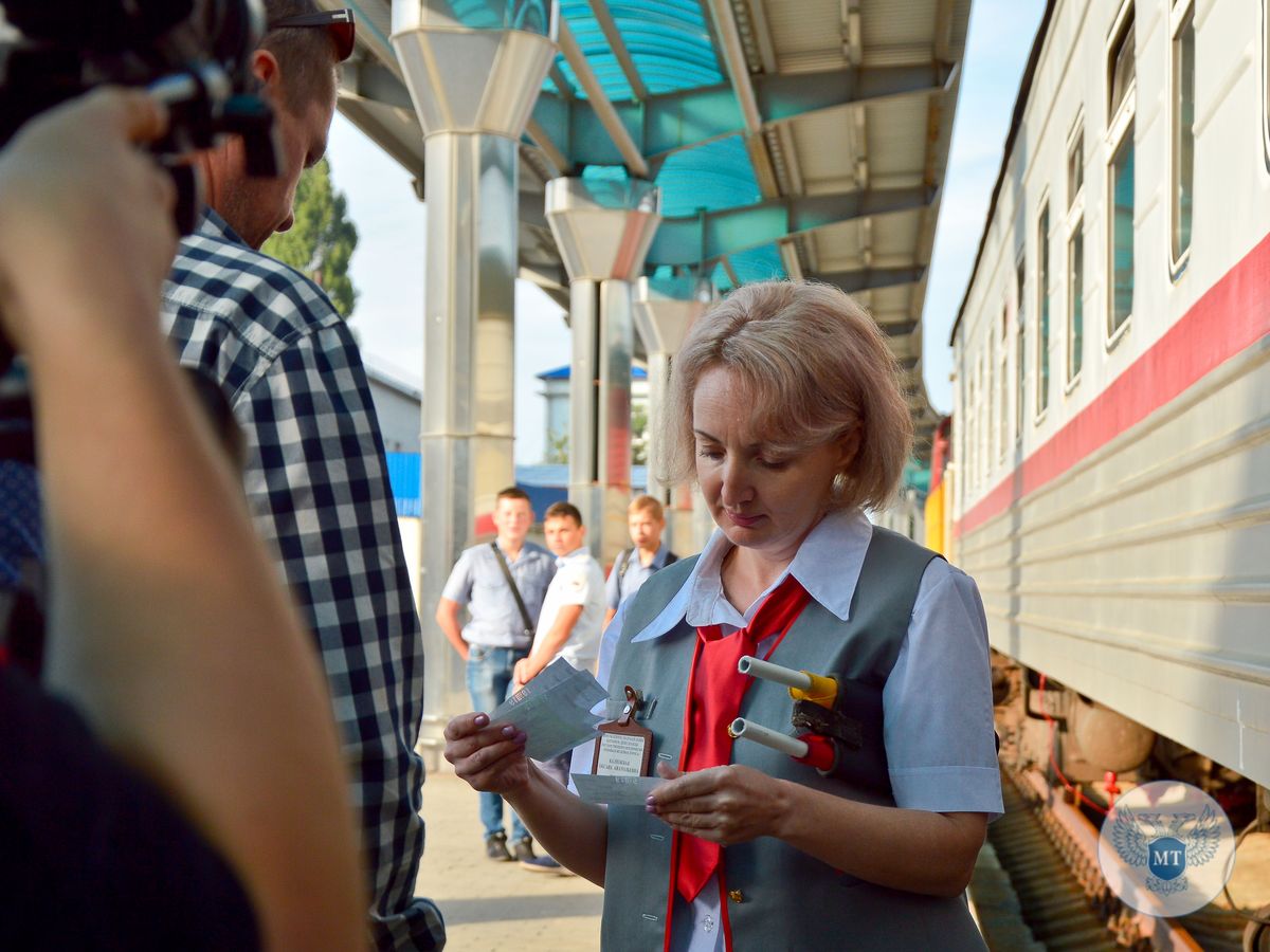 Впервые за пять лет с железнодорожного вокзала Донецк отправился пригородный поезд