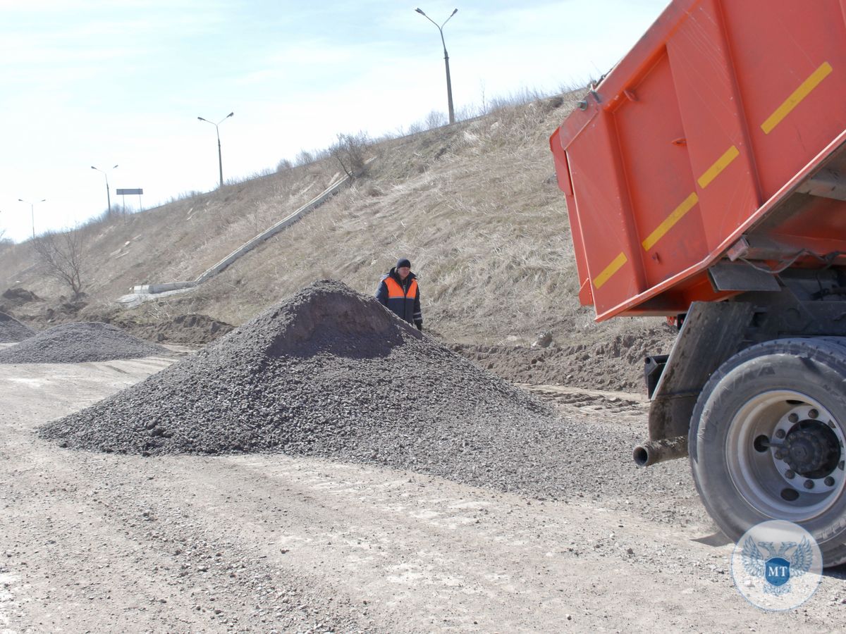 Продолжается аварийное восстановление дорожного покрытия на освобожденных территориях Республики