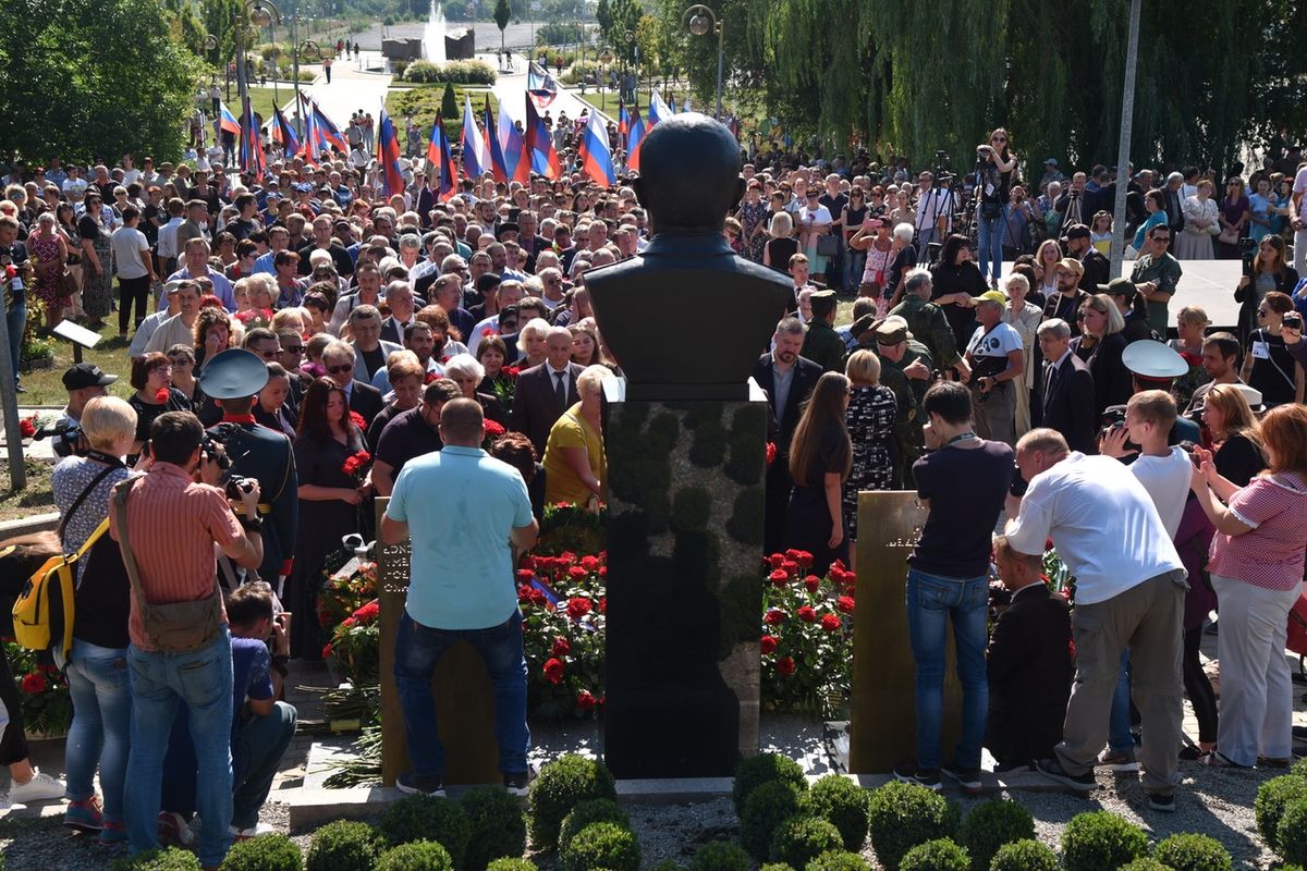 В годовщину гибели первого Главы ДНР Александра Захарченко в Республике прошли памятные мероприятия (ФОТО, ВИДЕО)