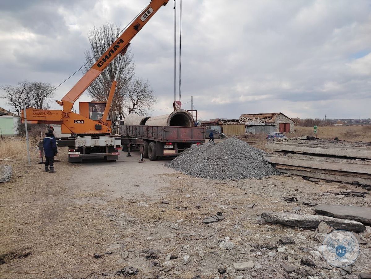 Продолжаются мероприятия по восстановлению разрушенного в ходе боевых действий моста в с. Ялта 