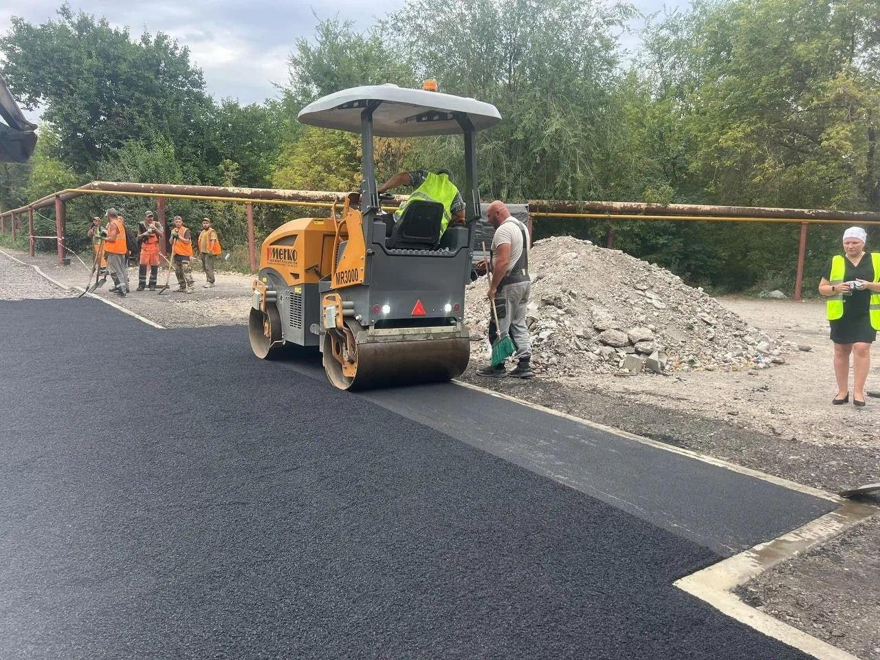 Ленобласть завершает ремонт дороги в пгт Карло-Марксово 