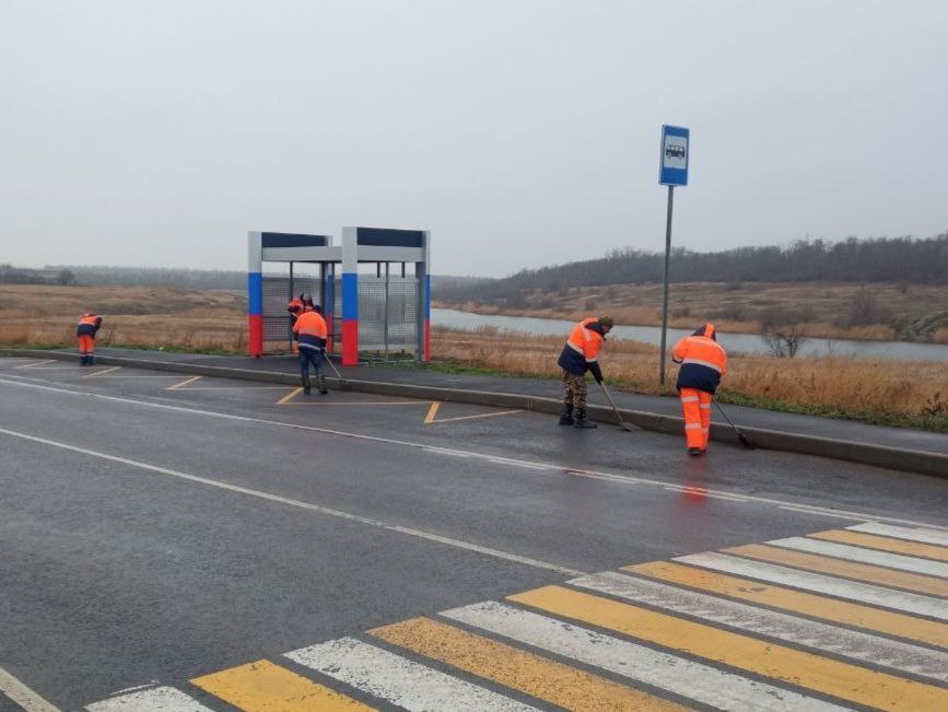 Под контролем ГКУ «Служба автомобильных дорог Донбасса» выполнили комплекс работ по содержанию автодорог Республики