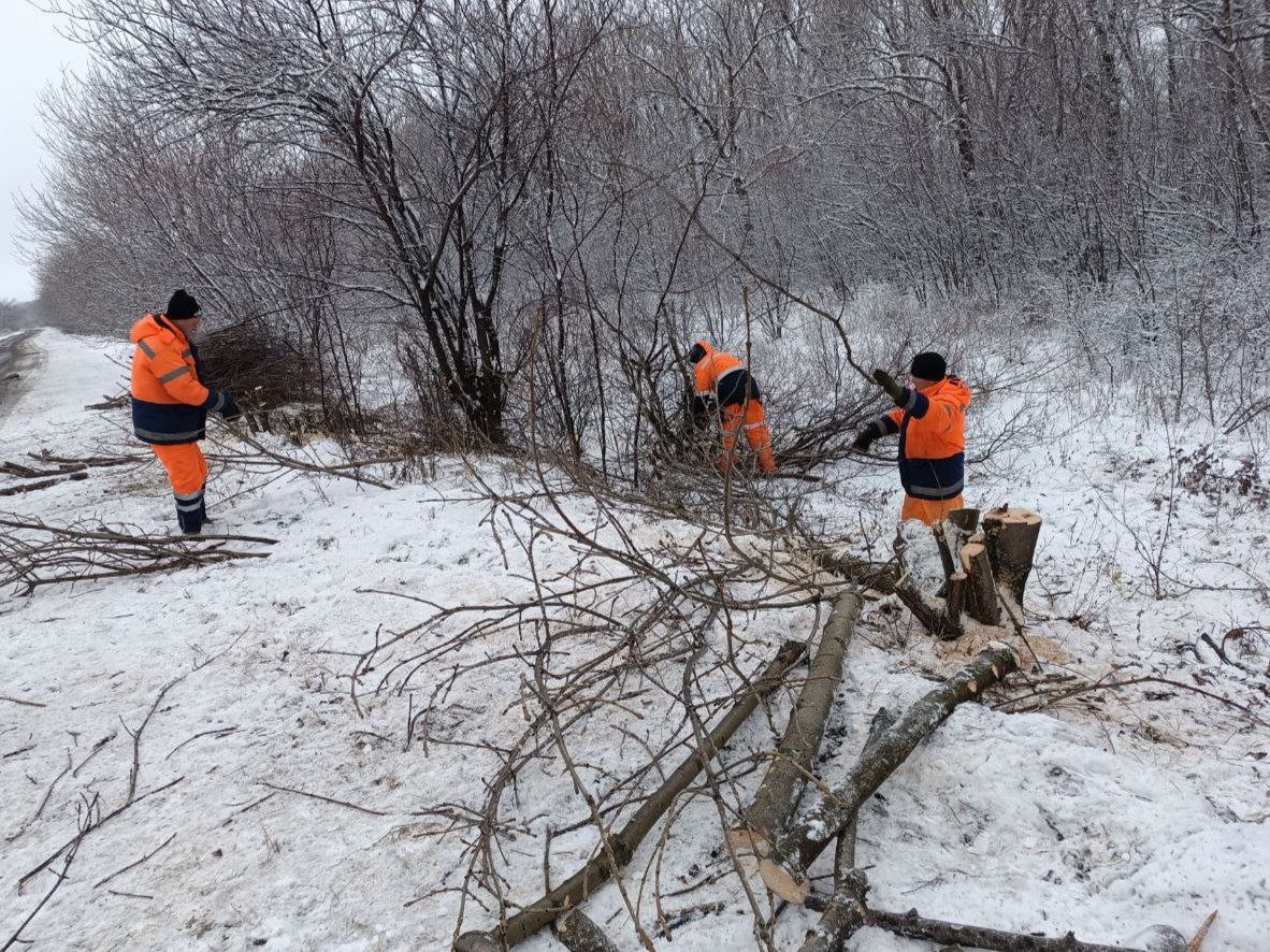 Под контролем ГКУ «Служба автомобильных дорог Донбасса» выполнили комплекс работ по содержанию автодорог Республики