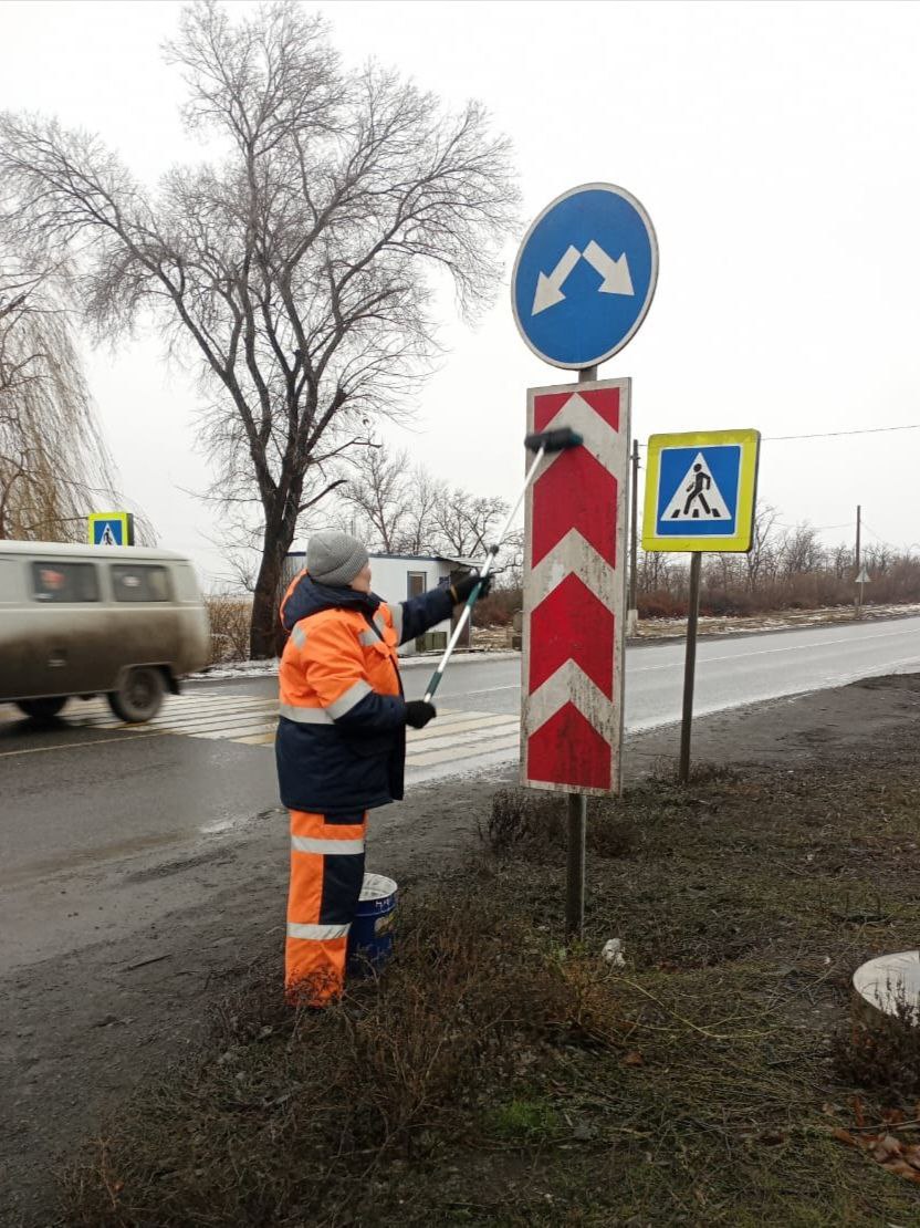 Под контролем ГКУ «Служба автомобильных дорог Донбасса» выполнили комплекс работ по содержанию автодорог Республики