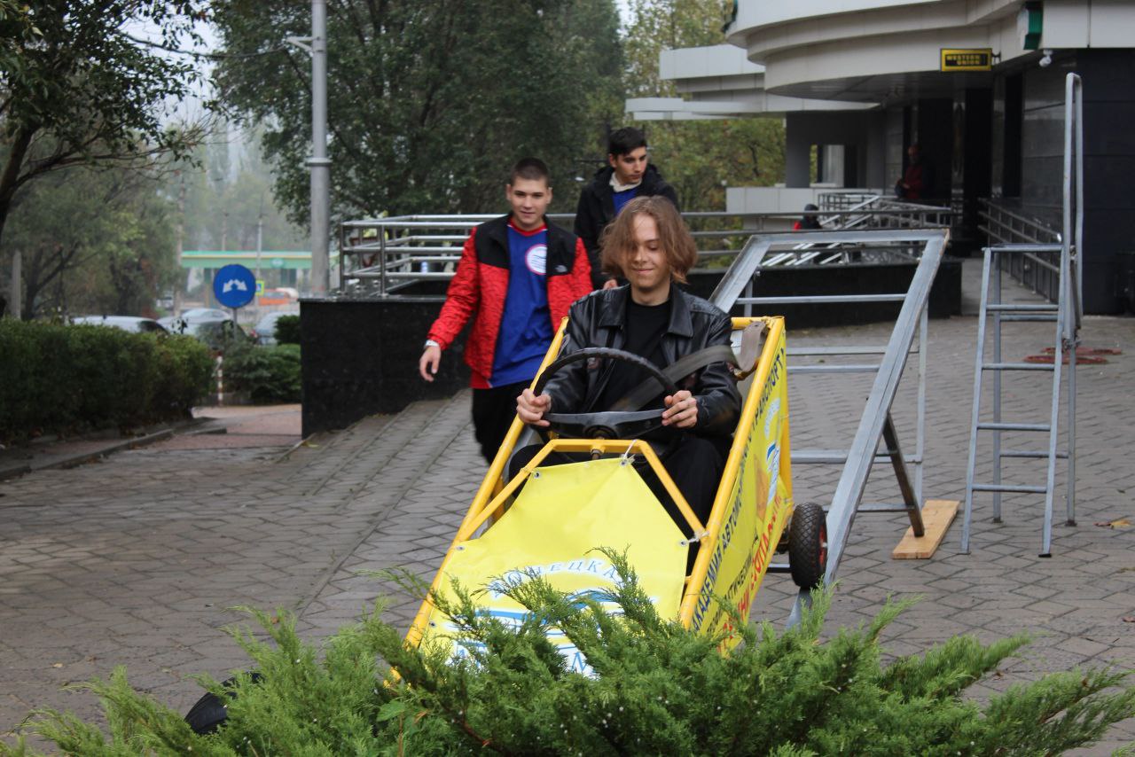 Акцию «Сел в машину – пристегнись!» провели волонтеры Донецкой академии транспорта совместно с сотрудниками ГАИ